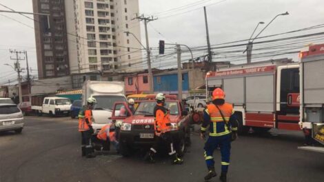 Camioneta de Bomberos de Iquique chocó con vehículo de carga
