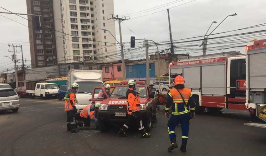 Camioneta de Bomberos de Iquique chocó con vehículo de carga