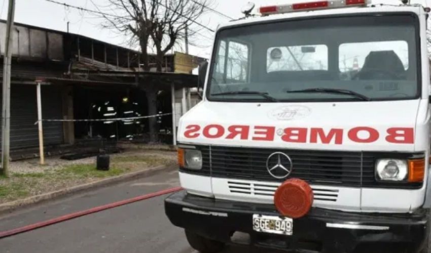 Bomberos fueron apedreados mientras apagaban un incendio