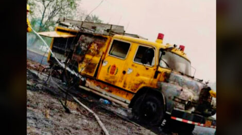 Una autobomba fue alcanzado por las llamas en un incendio forestal