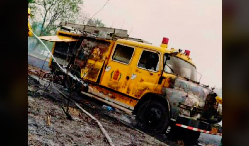 Una autobomba fue alcanzado por las llamas en un incendio forestal