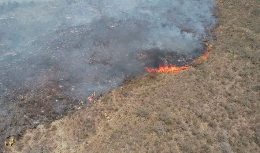 Bomberos en Córdoba combaten dos focos que aún siguen activos