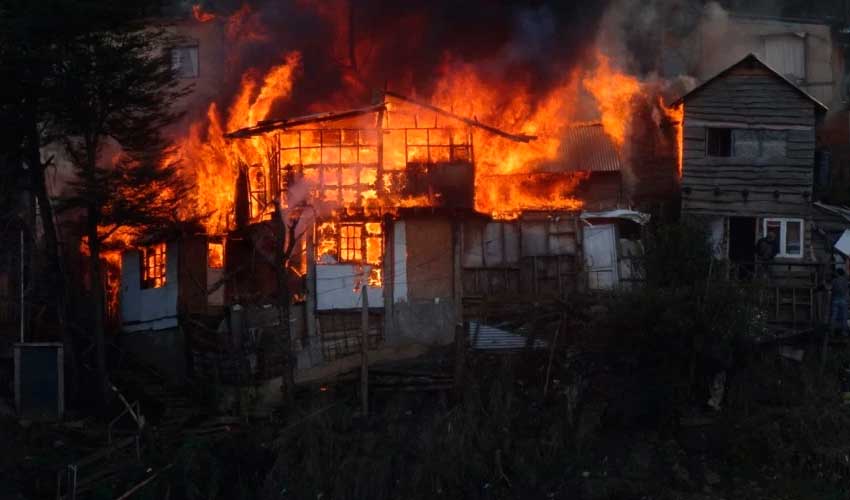 Las llamas consumieron parte de la Ladera del Curruhuinca y un sector con casas