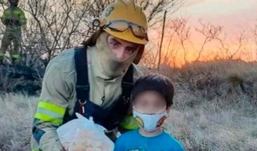 Córdoba: Niño gastó sus ahorros en criollitos para los bomberos