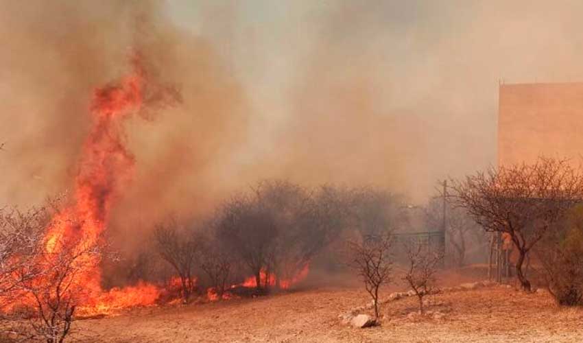 Bomberos combaten un incendio y cuatro resultaron heridos