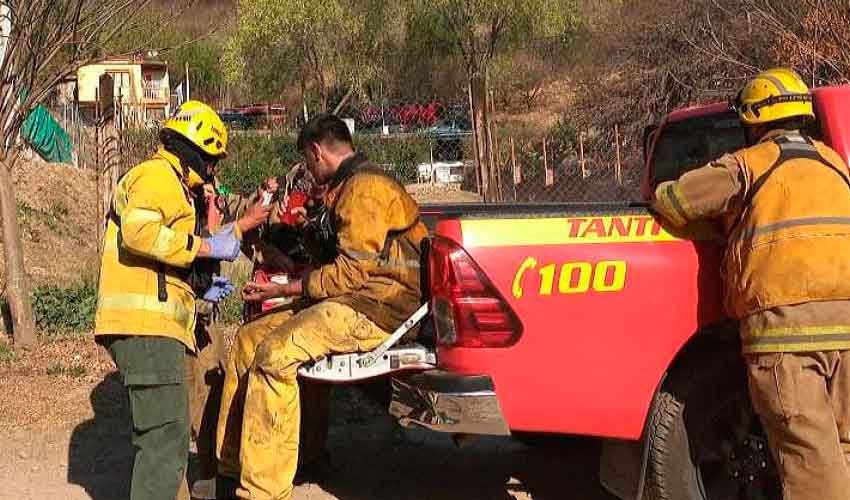 Incendios forestales: hay evacuados y cuatro bomberos heridos