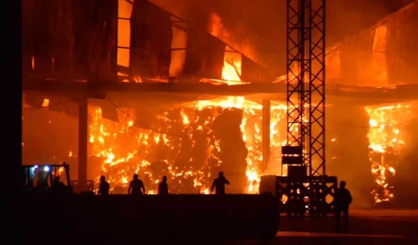 Devastador incendio consume por completo instalaciones de Cobadu