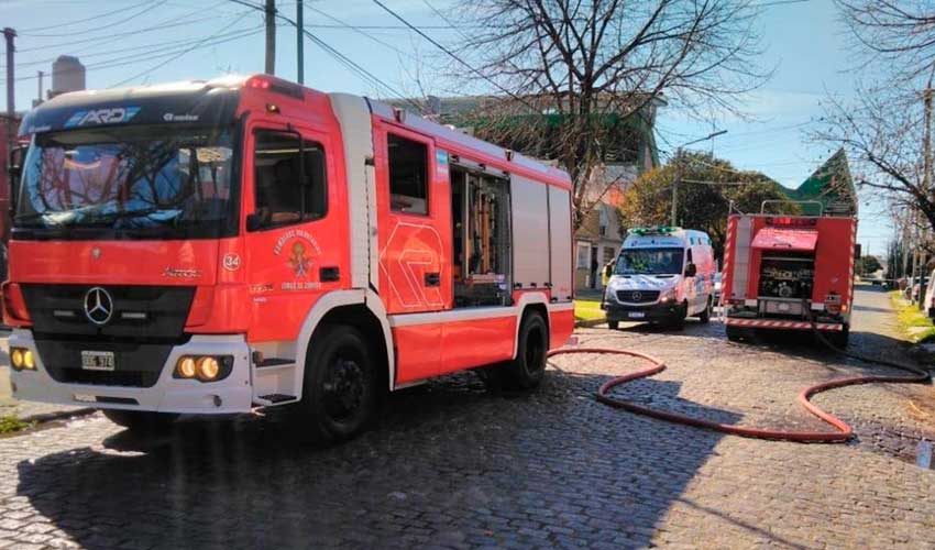 Dramático rescate de una mujer en un Incendio en Banfield