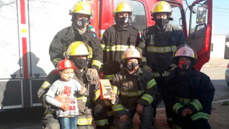 Cumplió 4 años y los bomberos le dieron su mejor regalo