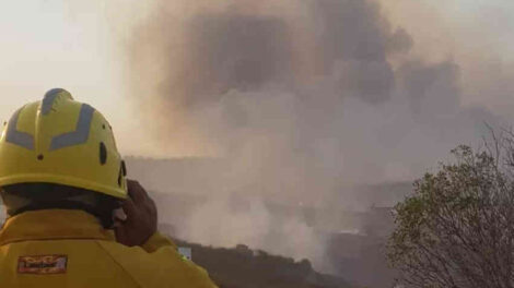 Tres bomberos tuvieron que ser asistidos al ser rodeados por el fuego