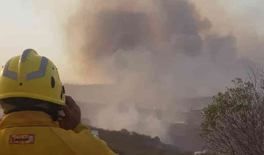 Tres bomberos tuvieron que ser asistidos al ser rodeados por el fuego