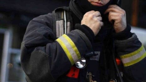 Detienen a dos bomberos por su participación en incendio a vivienda