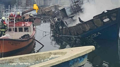 Un incendio de embarcación movilizó a Bomberos