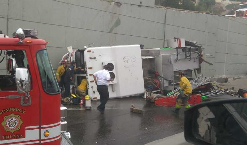 Vuelca unidad de bomberos: varios bomberos heridos