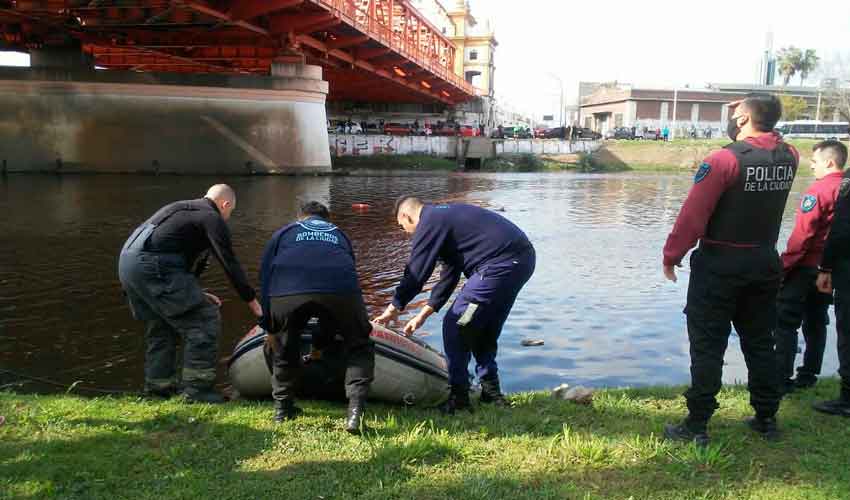 Bomberos salvaron a un joven que cayó al Riachuelo