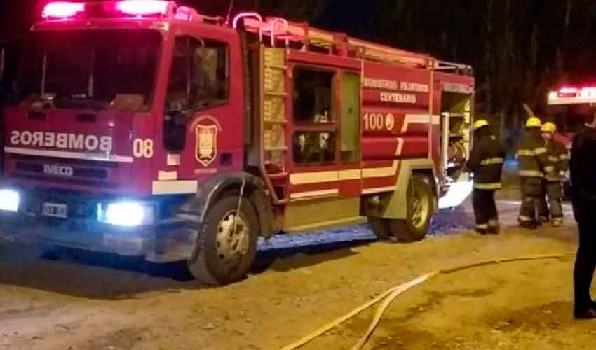 Quemaron una casilla y recibieron a los tiros a los bomberos