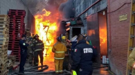 Incendio en fábrica dejó dos bomberos lesionados
