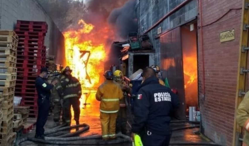 Incendio en fábrica dejó dos bomberos lesionados