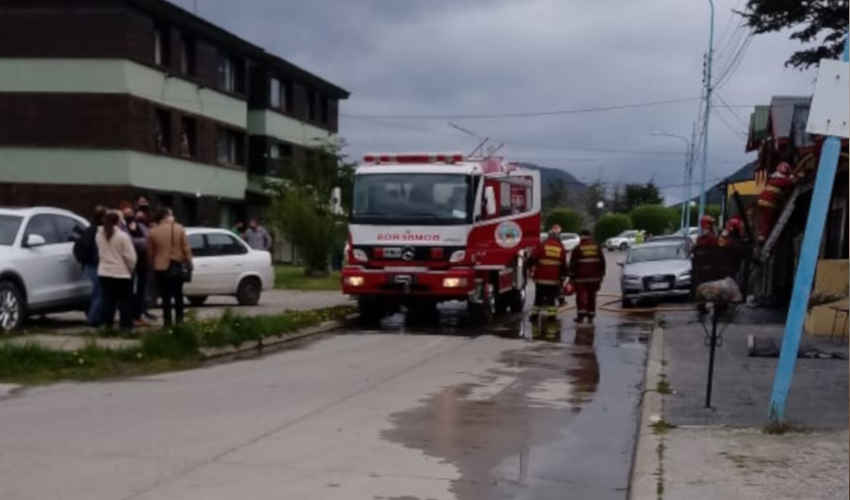 Dos bomberos resultaron afectados en un incendio