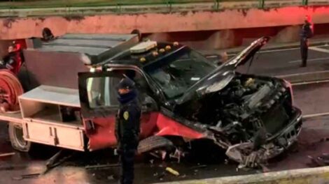 Tres bomberos resultaron lesionados al caer su camioneta en una coladera