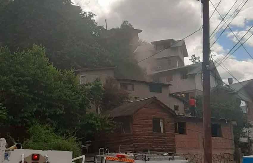 Tres bomberos y dos vecinos al hospital durante un incendio