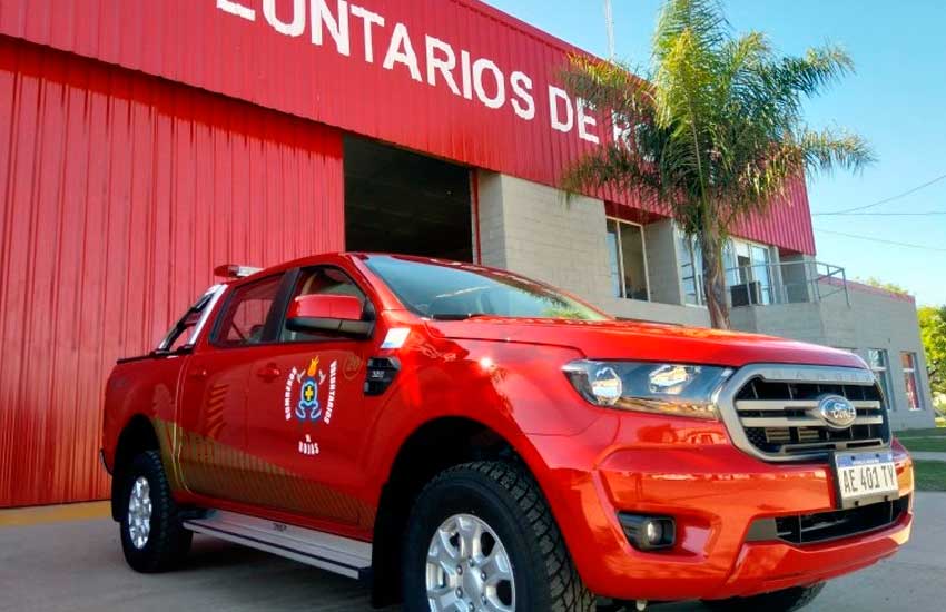 Bomberos Voluntarios presentan su nueva camioneta