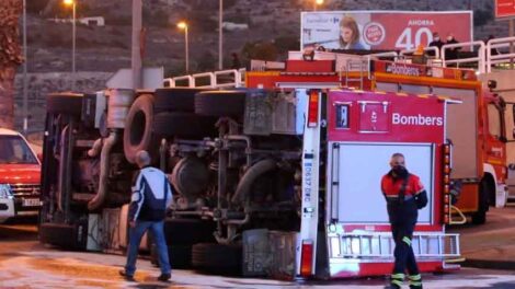 Vuelca un camión de los Bomberos en la rotonda de Petrer