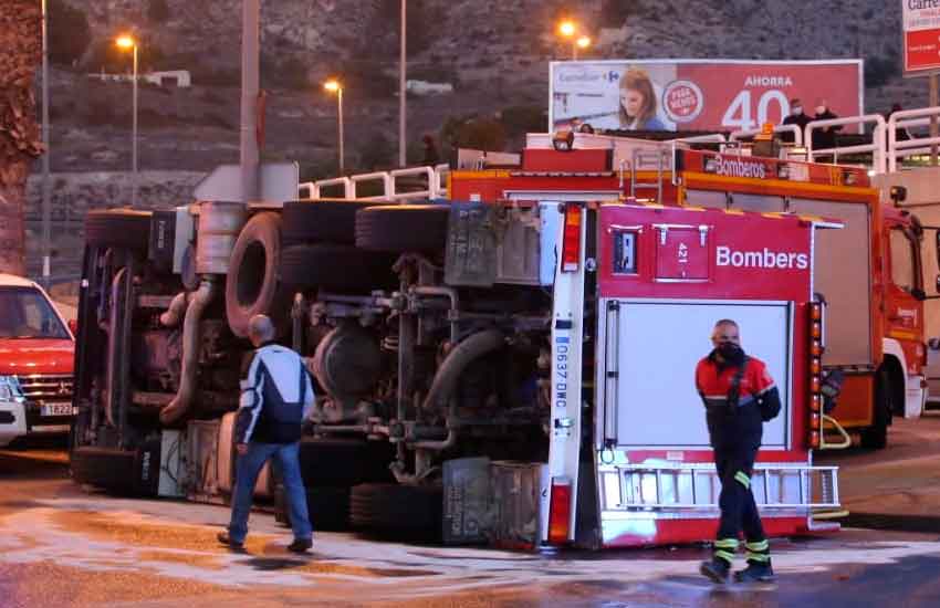 Vuelca un camión de los Bomberos en la rotonda de Petrer