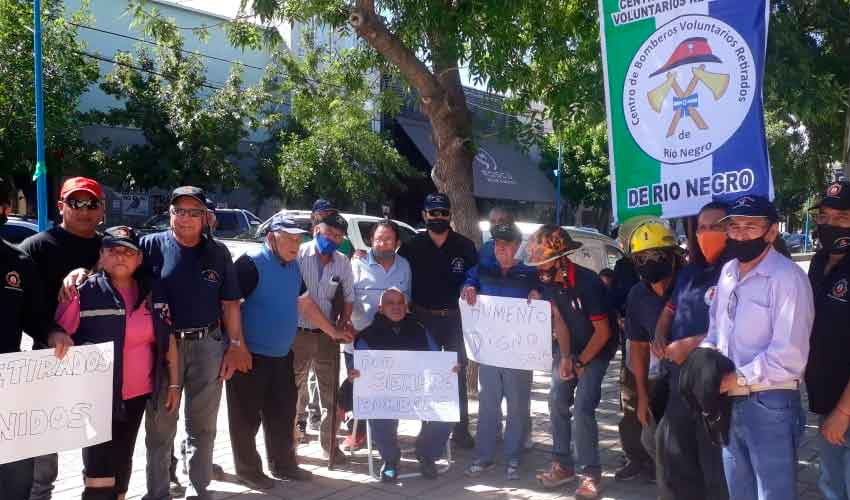 Bomberos se manifestaron para pedir que eleven el monto de las pensiones