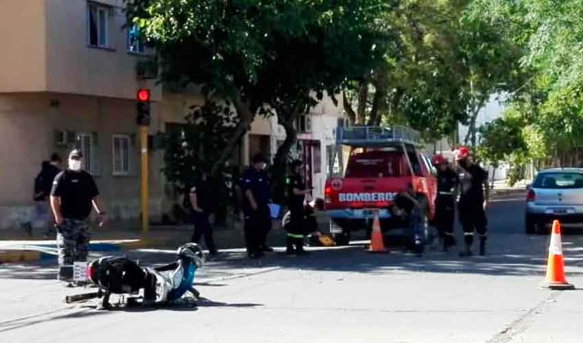 Dos hombres hospitalizados tras chocar con una dotación de Bomberos