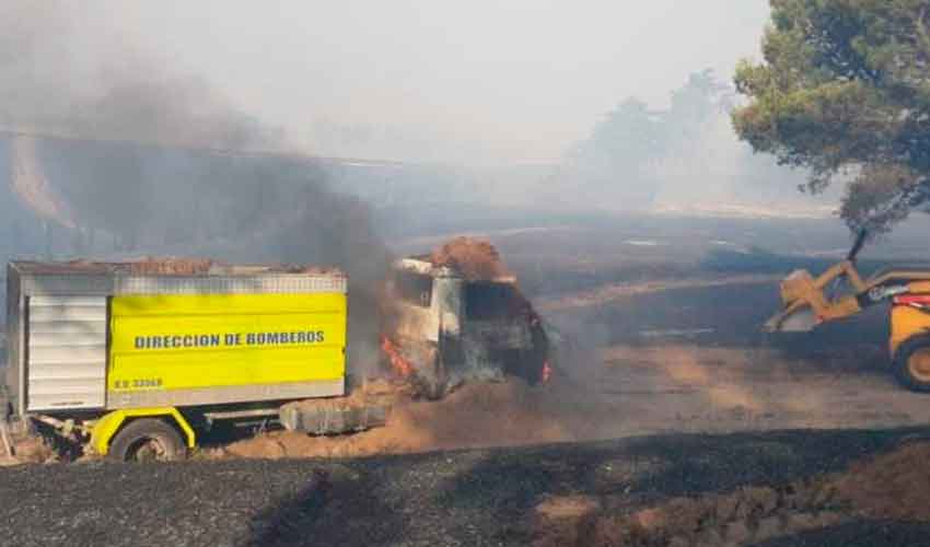 Quequén: El fuego destruyó un camión de Bomberos