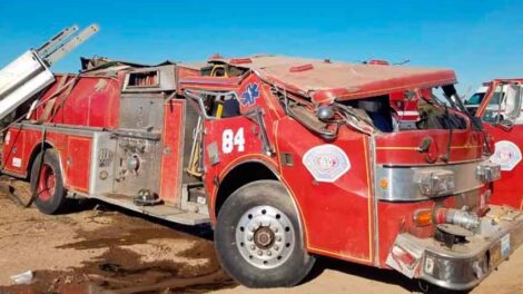 Vuelca camión de Bomberos en Valle de Mexicali