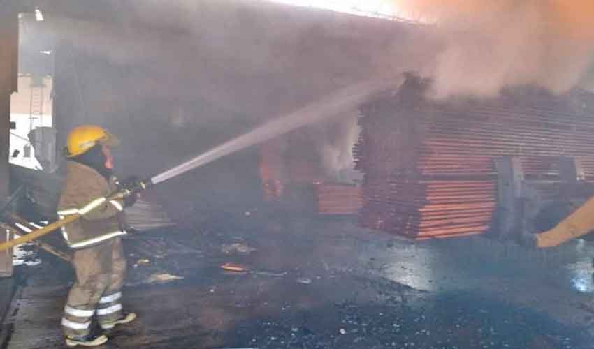 Bomberos combatieron un gran incendio en el Parque Industrial