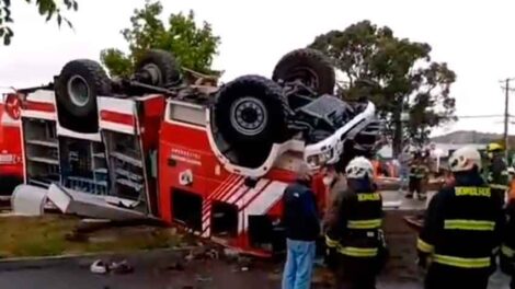 Varios lesionados deja volcamiento de carro de Bomberos en Talcahuano