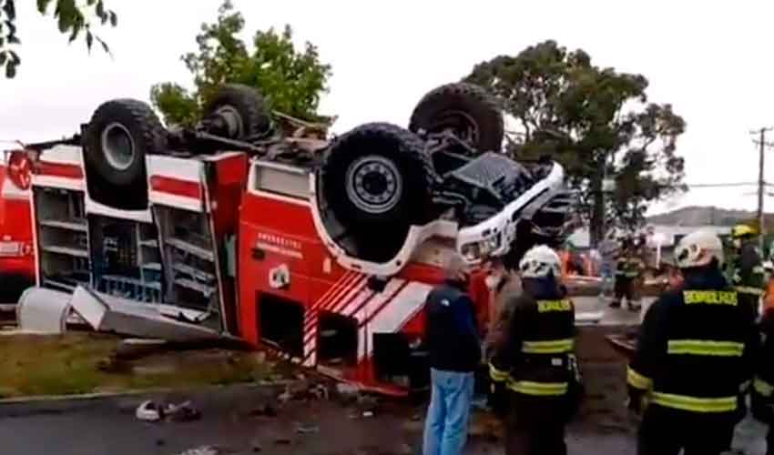 Varios lesionados deja volcamiento de carro de Bomberos en Talcahuano