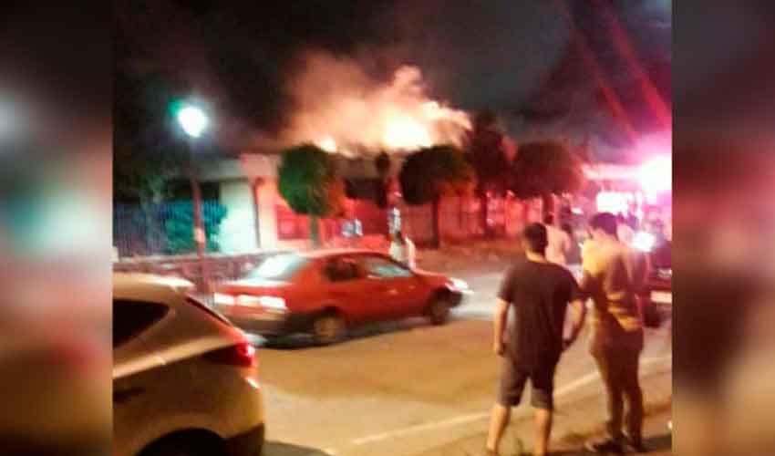 Incendio en escuela de Chiguayante dejó 2 bomberos lesionados