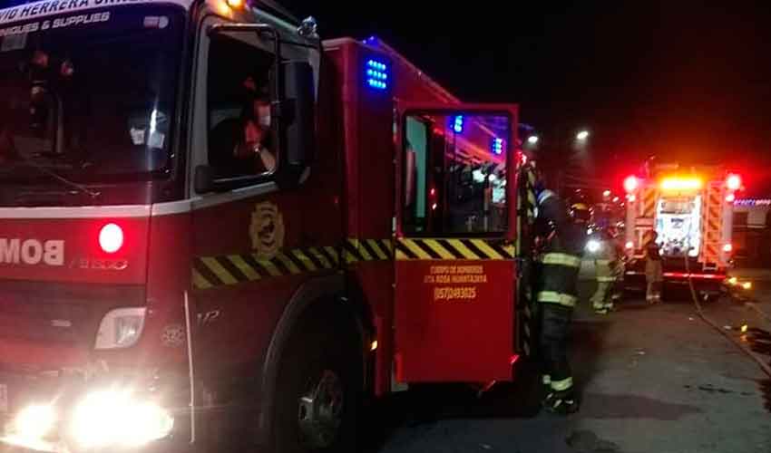 Fuegos artificiales dejaron fuera de servicio a un carro de Bomberos