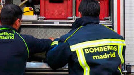 Dos bomberos heridos en un escape de gas en una casa