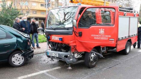 Choque de un camión de bomberos con un turismo