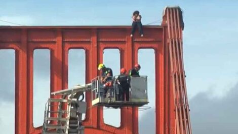 Rescataron a mujer que pretendía arrojarse de Puente Colgante