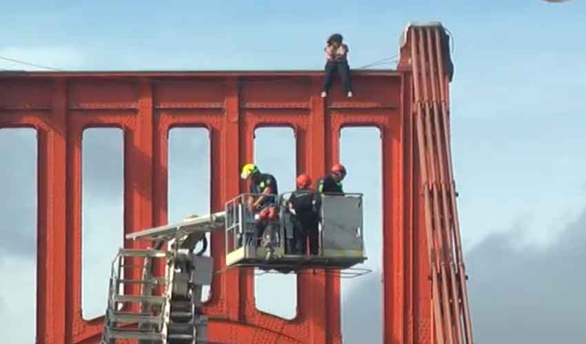 Rescataron a mujer que pretendía arrojarse de Puente Colgante