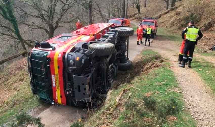 Vuelca un camión de la Unidad Militar de Emergencias