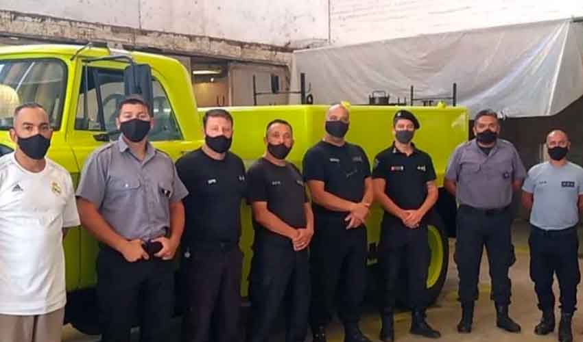 Internos de Batán restauraron una autobomba de Bomberos del Puerto