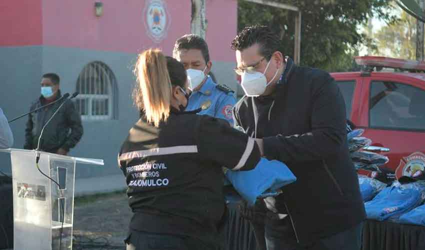 El cuerpo de Bomberos de Tlajomulco recibieron uniformes