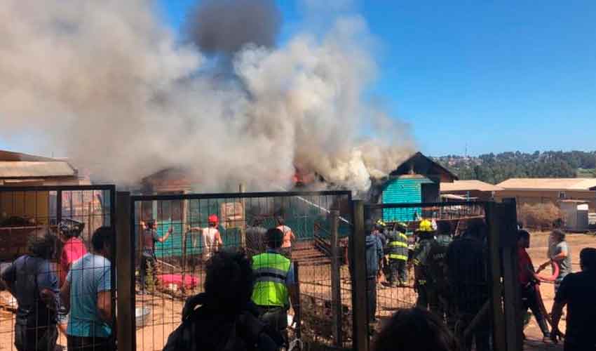 Golpean a bombero durante un incendio de vivienda