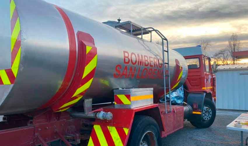 Bomberos reciben un camión donado pero deben pagar el transporte