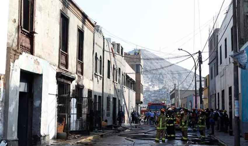 15 unidades de bomberos controlan incendio en quinta