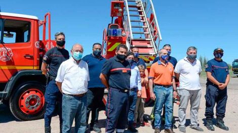 Bomberos de Luján donaron un camión escalera a Salto de las Rosas