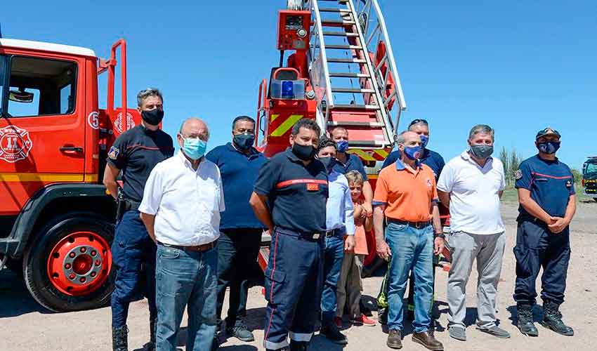 Bomberos de Luján donaron un camión escalera a Salto de las Rosas