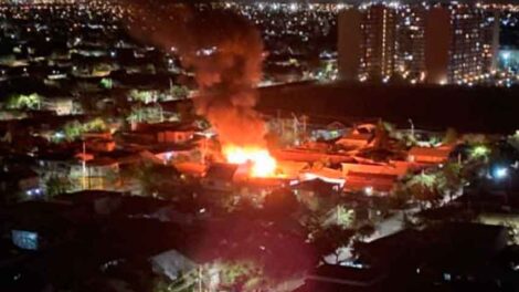 2 bomberos y un civil lesionados tras incendio a inmuebles